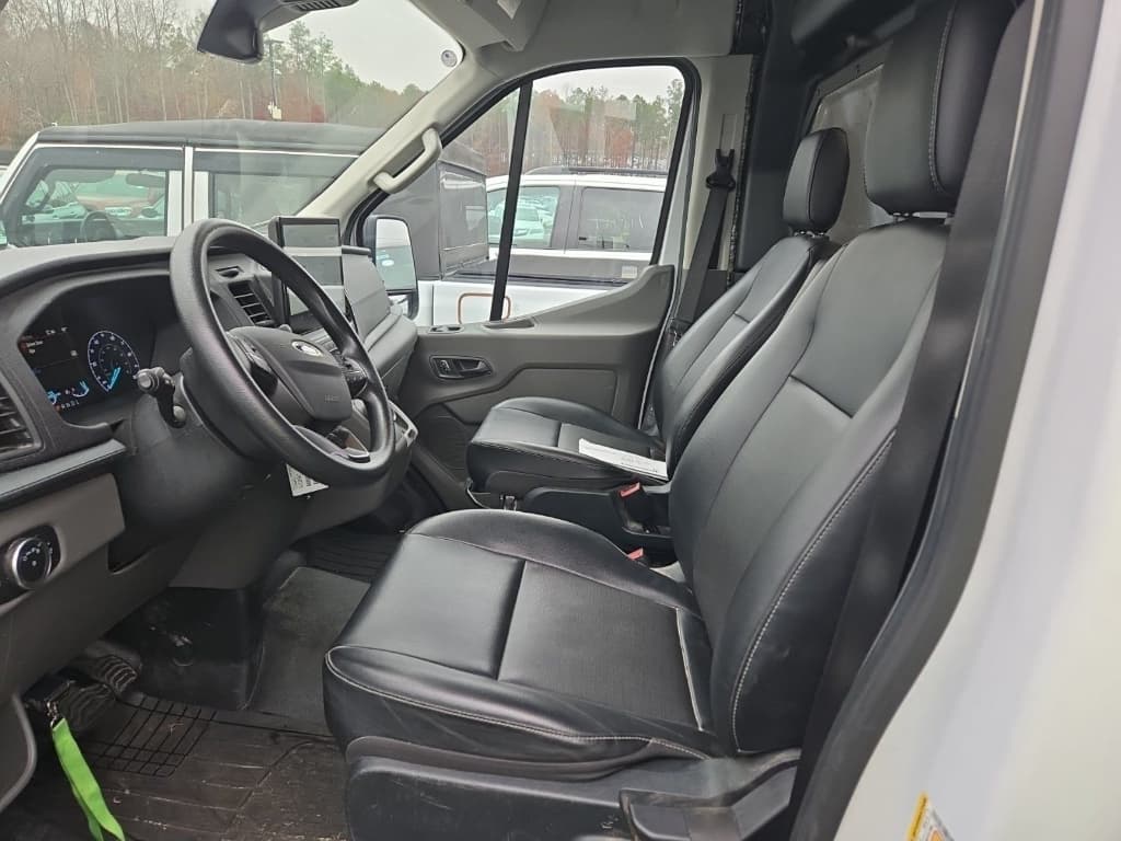 2023 Ford E-Transit view 5
