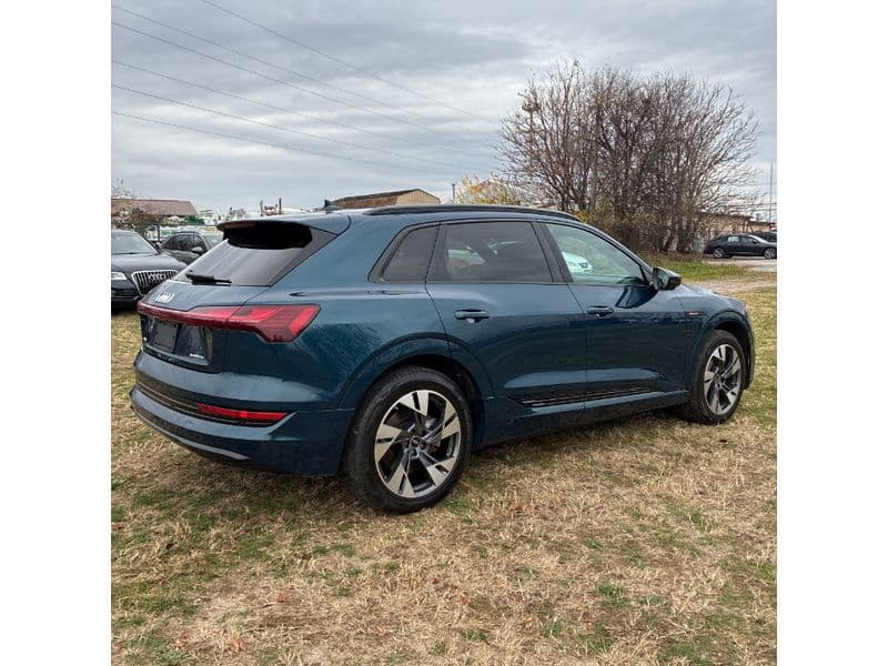 2022 Audi e-tron view 3