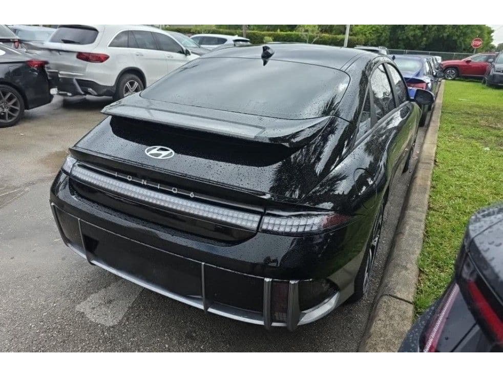 2023 Hyundai IONIQ 6 view 3