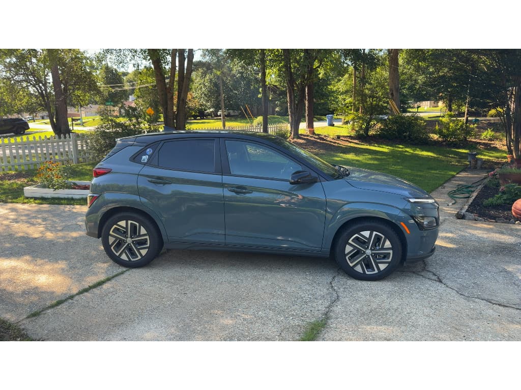 2023 Hyundai Kona EV view 3