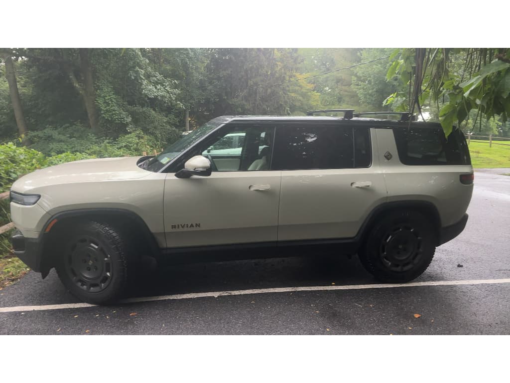 2025 Rivian R1S view 2