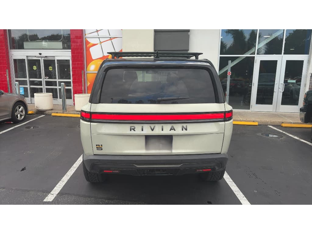 2025 Rivian R1S view 4