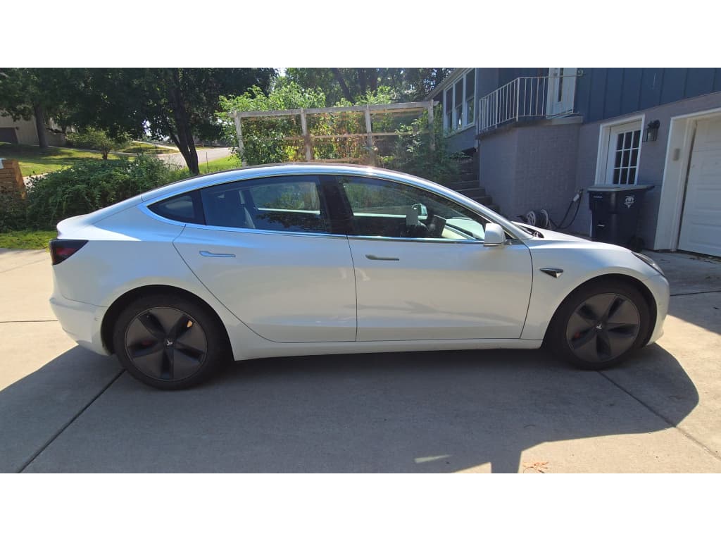 2018 Tesla Model 3 view 3