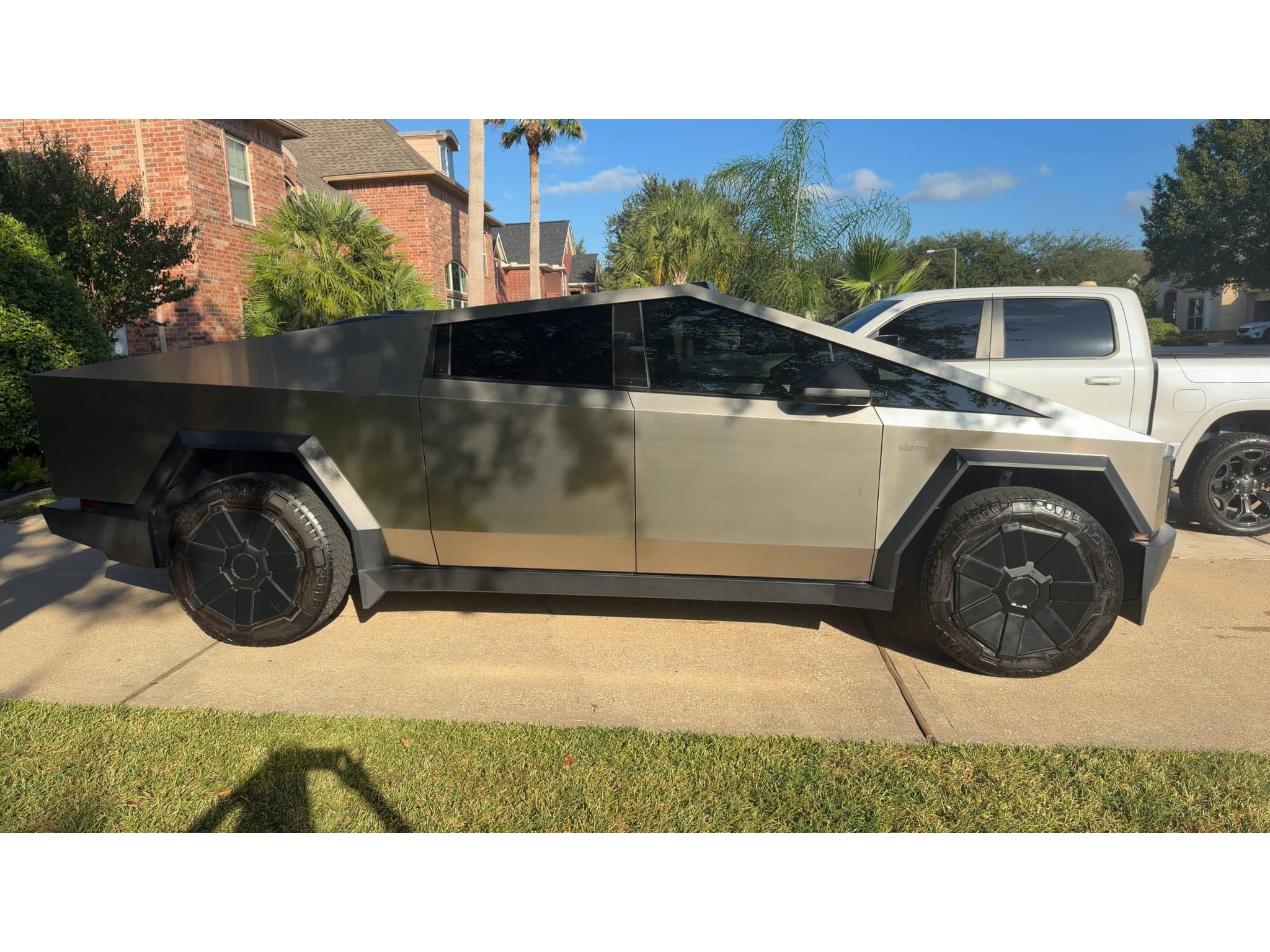 2024 Tesla Cybertruck view 3