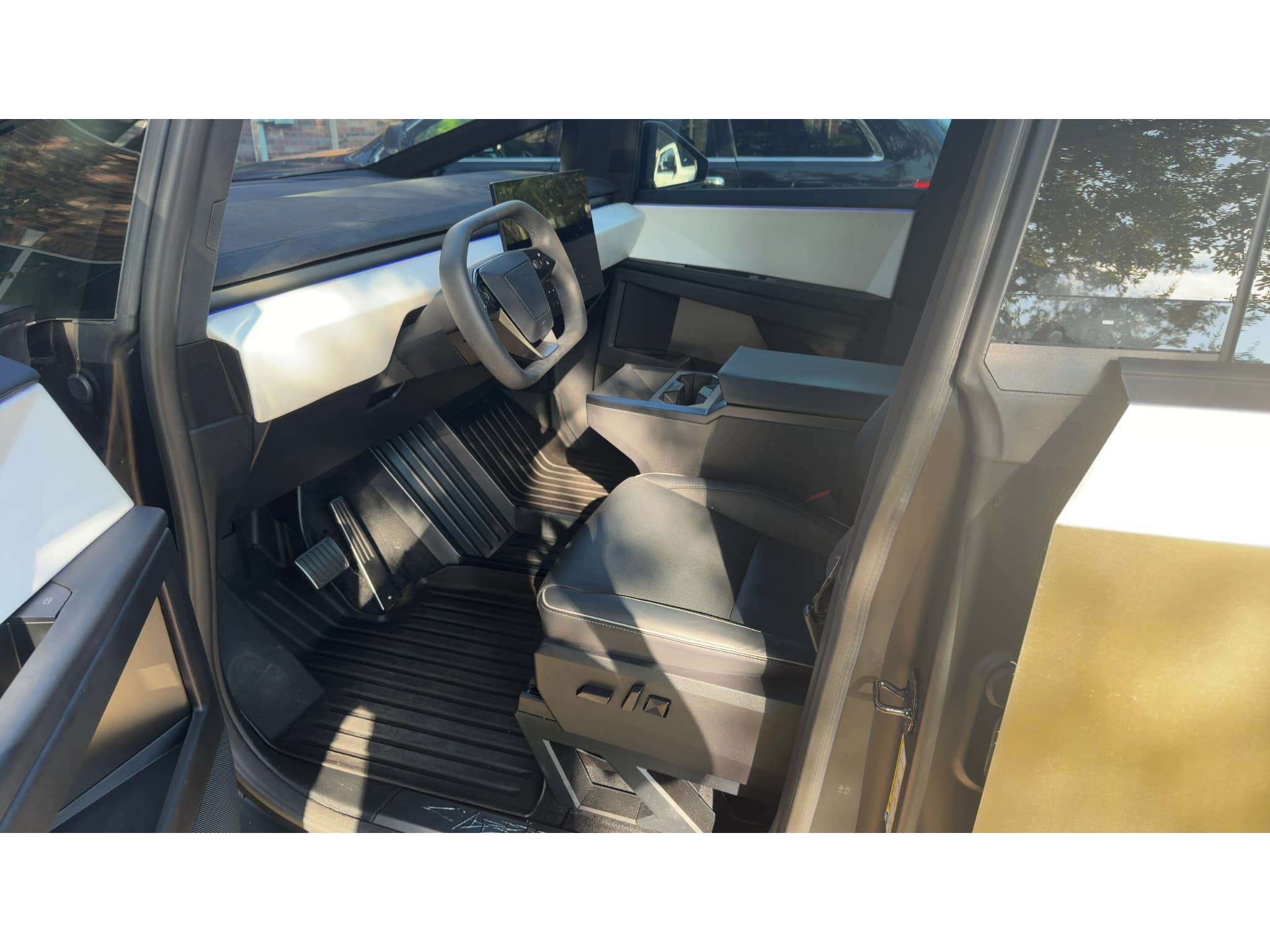 2024 Tesla Cybertruck view 5