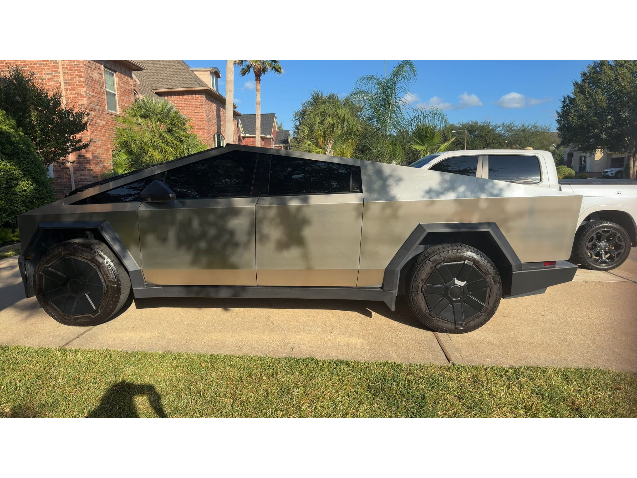 2024 Tesla Cybertruck view 2