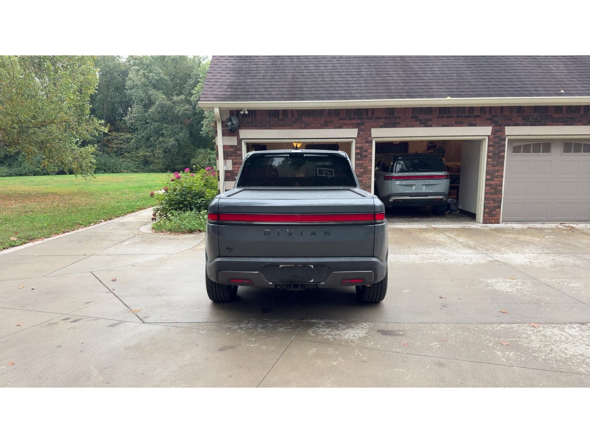 2025 Rivian R1T view 4