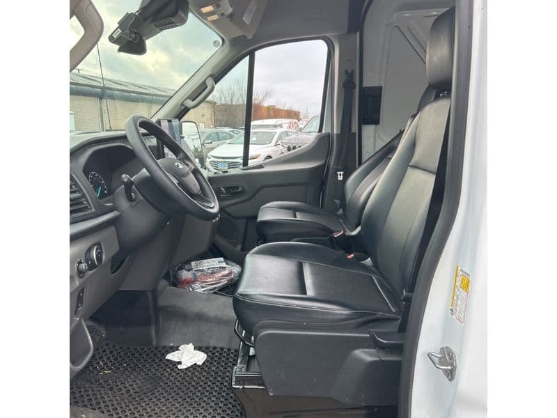 2024 Ford E-Transit view 5