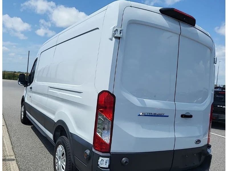 2023 Ford E-Transit view 4