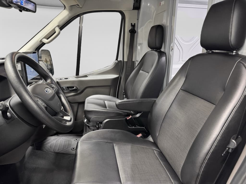 2023 Ford E-Transit view 18