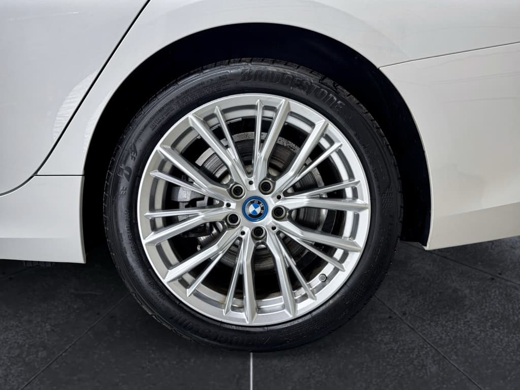 2023 BMW 3 series view 32