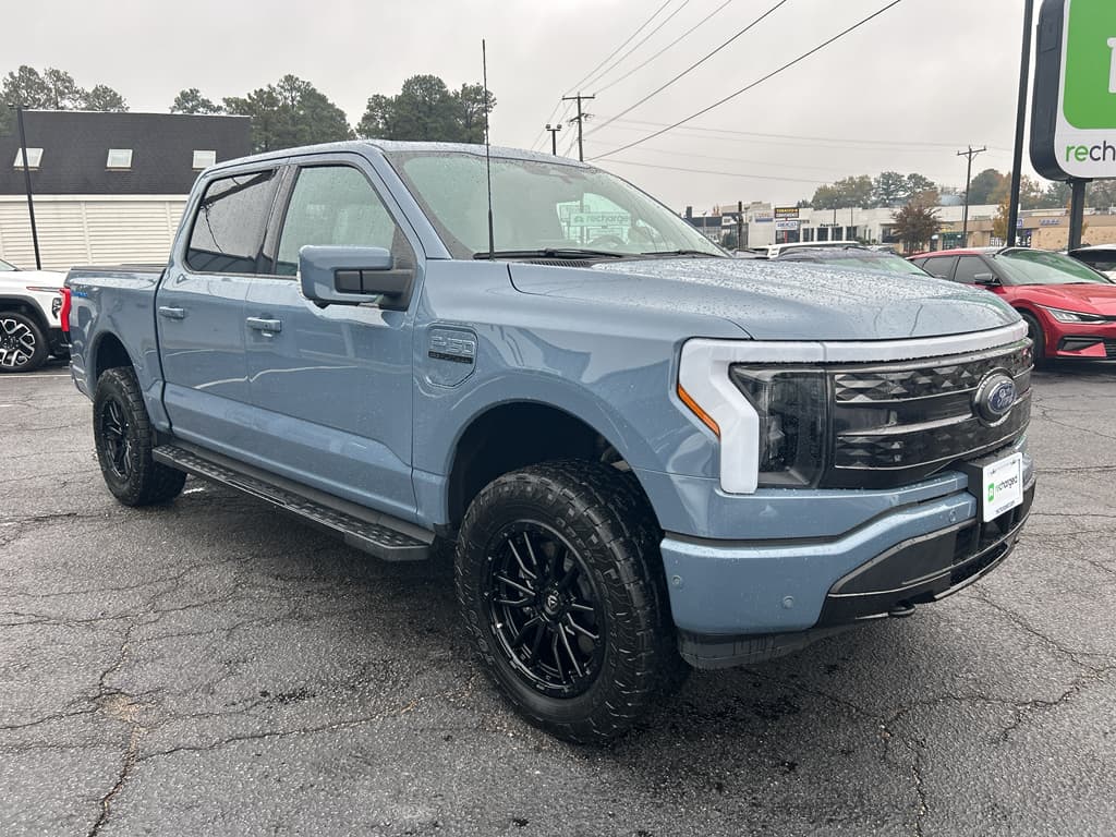 2023 Ford F-150 Lightning view 4