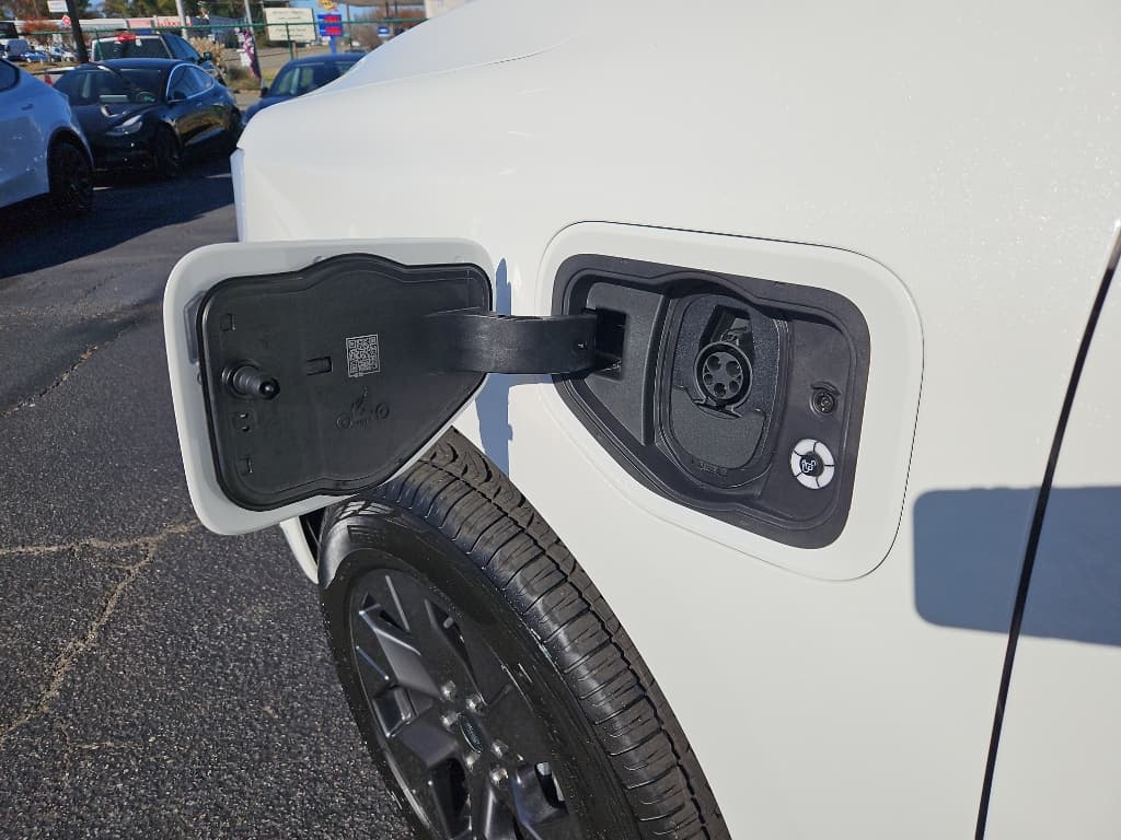 2022 Ford F-150 Lightning view 5