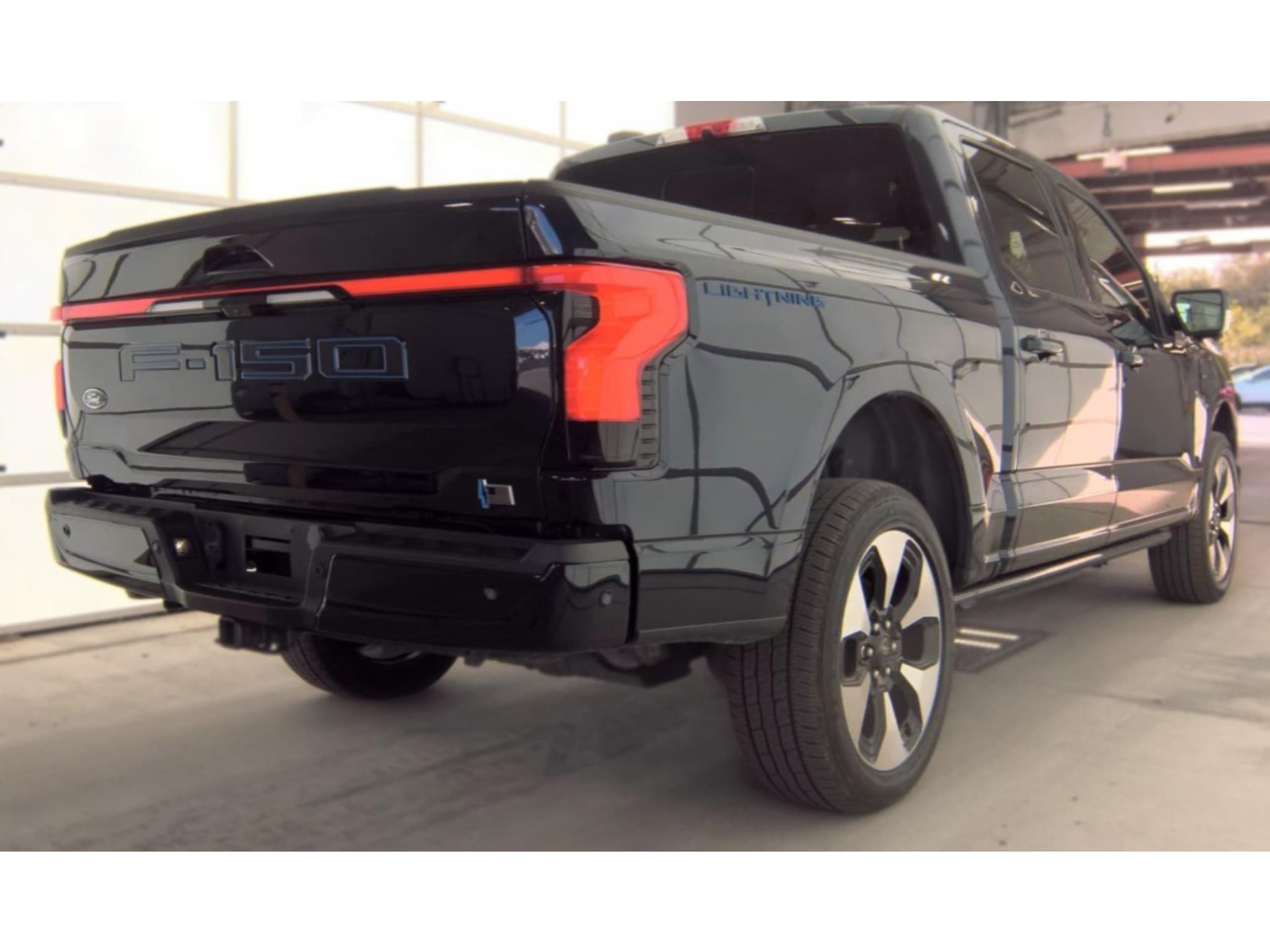 2023 Ford F-150 Lightning view 3
