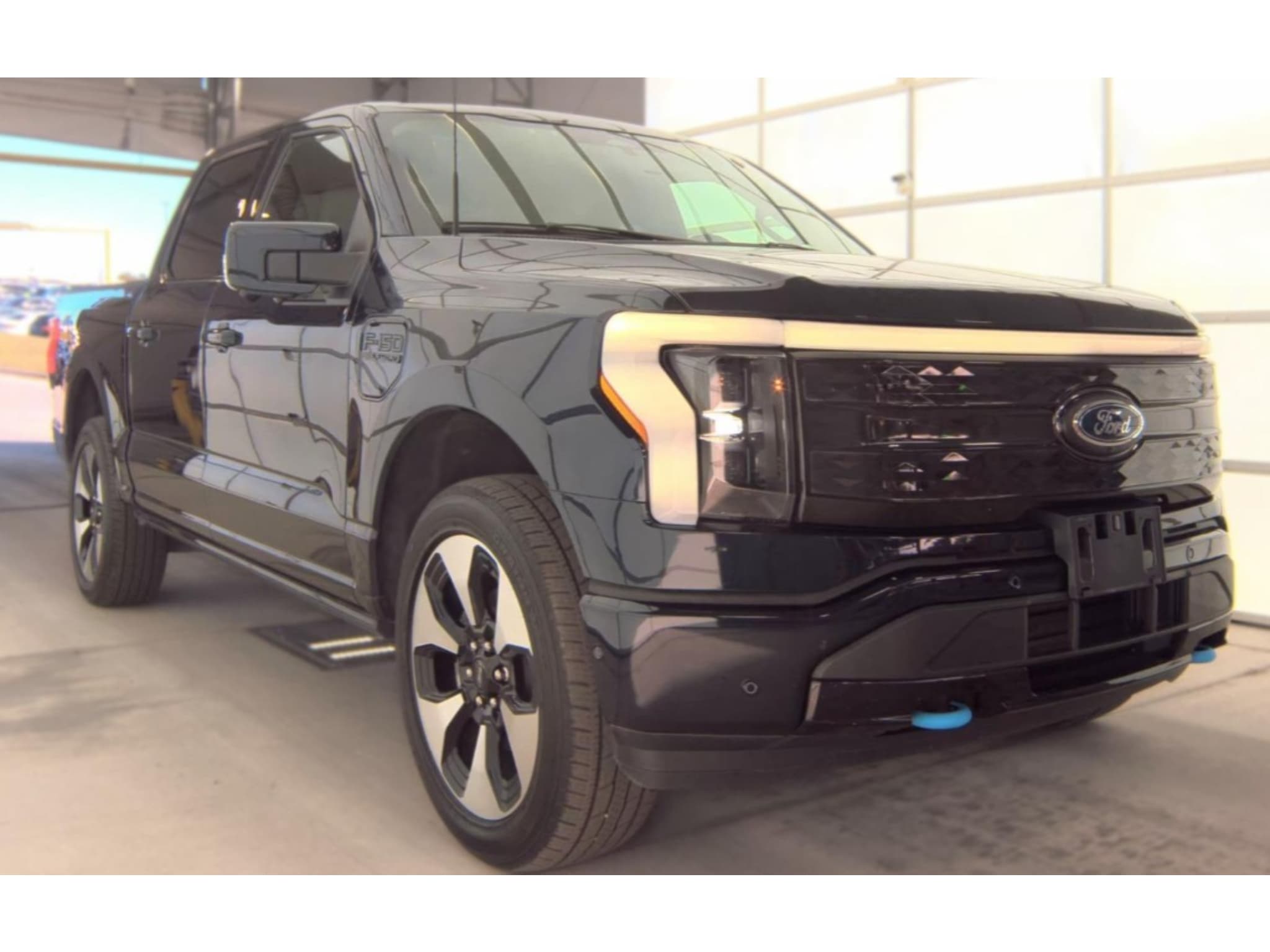 2023 Ford F-150 Lightning view 4