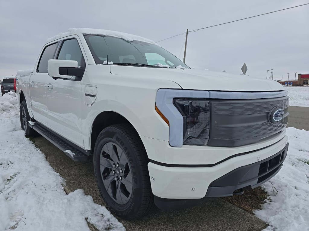 2023 Ford F-150 Lightning view 4