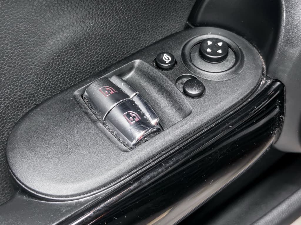 2022 MINI SE Hardtop view 6