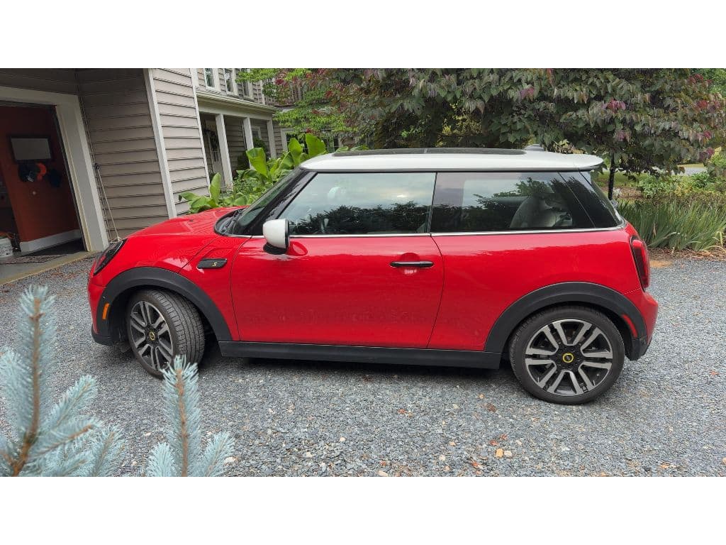 2022 MINI SE Hardtop view 2